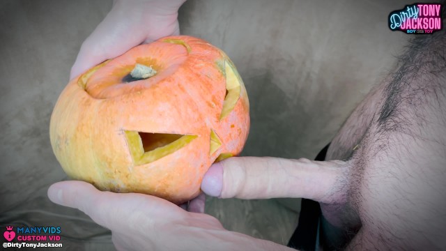 Guy fucks pumpkin on Halloween