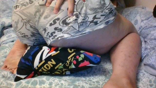 THICC BAE IN BOXER SHORTS RIDES A PILLOW AND SQUIRTS ON IT - PISSING ORGASM